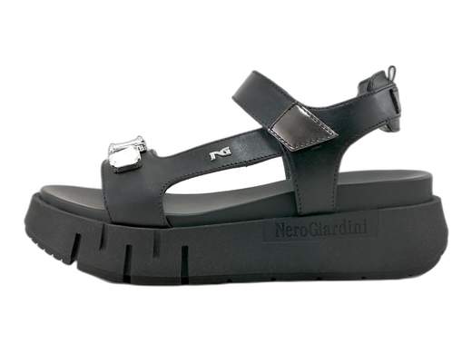 Sandali NeroGiardini con platform e maxi pietre brillanti: sportivi, glam e super comodi. Perfetti per brillare tutti i giorni. Made in Italy!<br /><br />Chi ha detto che i sandali sportivi da donna non possono essere anche un concentrato di glamour e brillantezza? I NeroGiardini E410707D smentiscono tutto, con un look che grida “sono comoda, ma anche un incanto”.<br /><br />Realizzati interamente in pelle premium, con cinturino alla caviglia regolabile a strappo (zero complicazioni), questi sandali sfoggiano una fascia anteriore decorata con 3 maxi pietre luminose—per brillare come si deve, anche a 30 gradi all’ombra.<br /><br />Il cinturino posteriore imbottito a cuscinetto coccola il tallone, mentre il sottopiede in pelle sagomato e imbottito ti accompagna per ore senza un lamento. Il fondo platform in gomma da 5,5 cm, con logo in bella vista, ti regala quei centimetri in più senza sacrificare la stabilità.<br /><br />Perfetti per look sportivi chic, outfit casual ma curati, o per dare una svolta luminosa anche alla giornata più grigia.<br />Comfort stellare, stile unico e qualità Made in Italy: questi sono i tuoi nuovi sandali preferiti.