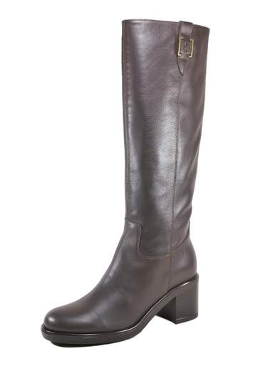 Stivali NeroGiardini testa di moro in pelle con tacco comodo 5,5 cm e zip interna. Eleganti, caldi e raffinati per inverno e sera. Made in Italy.<br /><br />Questi stivali NeroGiardini in pelle color testa di moro hanno proprio quel fascino elegante che non stanca mai. La pelle è morbidissima, rifinita con un accessorio metallico in tinta sul gambale che aggiunge carattere senza perdere raffinatezza.<br /><br />All’interno trovi solo materiali di qualità: fodera interamente in pelle e sottopiede imbottito in pelle, per una sensazione di comfort costante durante tutta la giornata. Il tacco a blocco largo da 5,5 cm è stabile, pratico e perfetto anche quando cammini più del previsto. La suola in gomma robusta li rende ideali per l’inverno, anche con pioggia e freddo.<br /><br />La zip laterale interna, che arriva fino a metà gambale, permette una calzata facilitata pur mantenendo l’effetto elegante dello stivale a tubo. Il risultato? Uno stivale grintoso ma raffinato, che scalda le gambe e valorizza ogni outfit.<br /><br />Perfetti dall’ufficio alle uscite serali, quando vuoi sentirti elegante, comoda e pronta ad affrontare qualsiasi giornata con stile. Ovviamente Made in Italy.<br /><br />Se cerchi uno stivale elegante ma pratico, che non ti faccia mai rinunciare al comfort, questo è quello giusto per te.