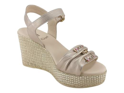 Elegante sandalo donna NeroGiardini in pelle nappa laminata sabbia con zeppa 8 cm, dettagli gioiello e plantare memory imbottito per un comfort urban raffinato.