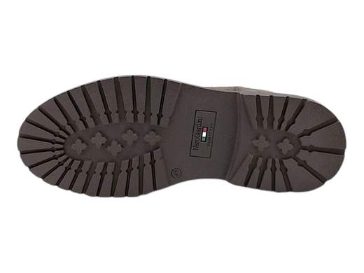 Esplora l'eleganza senza tempo con lo stivaletto Chelsea da uomo NeroGiardini I304011U. Realizzato con pelle scamosciata di alta qualità, questo stivaletto incarna lo stile classico con un tocco moderno. Il plantare imbottito estraibile in pelle DryGo offre un comfort straordinario, garantendo un'esperienza di camminata fresca e asciutta in ogni momento. La suola carrarmato, perfetta per la stagione fredda, ti offre aderenza e sicurezza su ogni superficie, mentre la costruzione robusta assicura una resistenza duratura. Un vero must-have Made in Italy per un look impeccabile, sia che tu sia in città o all'avventura, questo stivaletto NeroGiardini rappresenta la perfetta fusione tra design raffinato e funzionalità, pronto a completare con stile ogni tuo outfit.