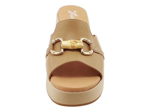 Ciabatte donna Susimoda 1417/39 con PIUMA GEL, tomaia in pelle e tacco comodo. Eleganza e comfort Made in Italy.<br /><br />Le ciabatte SUSIMODA 1417/39 nascono per chi ama unire eleganza e benessere anche nelle uscite quotidiane. La morbida fascia in pelle, impreziosita da un raffinato accessorio dorato, dona un look chic e curato, ideale per completare outfit estivi con un tocco distintivo.<br /><br />Il sottopiede PIUMA GEL in pelle imbottita offre una morbidezza sorprendente ad ogni passo, mentre il fondo in poliuretano con tacco/plateau da 6 cm slancia la silhouette garantendo comunque stabilità e leggerezza.<br /><br />Una calzatura pensata per sentirsi comode ma sempre con stile, dal passeggio al tempo libero. Ovviamente Made in Italy.<br /><br />Pronta a uscire con eleganza senza rinunciare alla comodità?