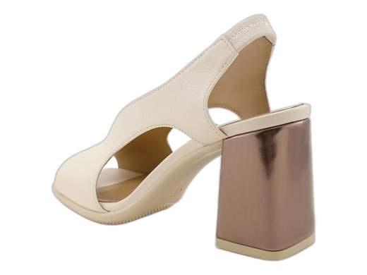 Sandali slingback Gianmarco Sorelli in pelle milk con tacco a blocco bronzo specchiato. Comodi, flessibili e super glam. Made in Italy!<br /><br />Quando il comfort incontra il glamour, nascono loro: i sandali donna Gianmarco Sorelli 2164/Flex. Eleganti, pratici e così chic che farai invidia anche alla tua migliore amica fashionista.<br /><br />La tomaia in pelle color milk è una carezza per il piede, mentre il cinturino posteriore con elastico garantisce una calzata perfetta—niente più “ciabattamenti” imbarazzanti. Il vero tocco wow? Il tacco a blocco da 7,5 cm rivestito a specchio bronzo: riflette luce, stile e autostima!<br /><br />Il sottopiede in pelle imbottito ti coccola passo dopo passo, e la suola in gomma flessibile e antiscivolo ti fa dimenticare di indossare un tacco. Perfetti per outfit eleganti estivi, cerimonie, party e serate dove vuoi sentirti al top senza sacrificare la comodità.<br /><br />Eleganza artigianale *Made in Italy*, da indossare con disinvoltura e un pizzico di ironia.<br />Non aspettare: è ora di brillare (e camminare da regina)!