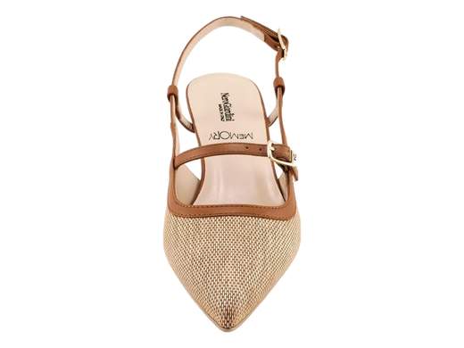 Elegante scarpa slingback NeroGiardini con tomaia in tessuto paglia e profili in pelle cognac, tacco 5 cm e doppio cinturino, perfetta per cerimonie estive.