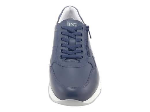 Sneakers uomo NeroGiardini in pelle bianca con zip e sottopiede DryGo. Comfort e stile impeccabili. Scoprile ora!<br /><br />Sneakers uomo NeroGiardini E500650U, realizzate interamente in pelle bianca per uno stile pulito ma deciso. <br />Doppia chiusura con lacci e zip laterale per la massima praticità. <br />La fodera interna in morbida spugna assorbe e dissipa il sudore, mantenendo il piede fresco e asciutto. <br />Sottopiede in pelle imbottito ed estraibile DryGo, sinonimo di igiene e traspirabilità. <br />Il fondo running in gomma di 4 cm assicura leggerezza, grip e slancio. <br />Raffinate, grintose e comodissime: provale subito e rinnova il tuo stile!