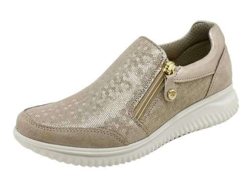 Esplora la perfetta fusione di stile e comfort con la sneaker da donna Enval Soft Kayla 3759033. Realizzata in pelle scamosciata semi lucida, questa sneaker offre una fodera in tessuto traspirante, una comoda apertura lampo laterale, plantare auto modellante memory foam e fondo ginnico da 3,5 cm. Raffinata e confortevole in ogni occasione, con il tocco distintivo della qualità Made in Italy.