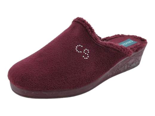 Pantofole donna CINZIA Soft in velluto con bordo in pelliccia, aperte dietro e con zeppa da 4 cm. Calde, comode e chic. Scoprile su Laporta Calzature! <br /><br />Le pantofole CINZIA Soft sono la coccola perfetta per le tue giornate a casa! <br />Realizzate in velluto con un raffinato bordo in pelliccia, hanno un design aperto sul retro che le rende pratiche e veloci da indossare. <br />L'interno in tessuto spesso e caldo è una vera delizia per i piedi freddolosi, mentre il fondo in gomma naturale antiscivolo è così versatile che potresti usarle anche per una rapida sortita all'esterno. La zeppa di 4 cm, poi, aggiunge quel pizzico di altezza che non guasta mai. <br />Scoprile su Laporta Calzature e trasforma ogni passo in un momento di relax con stile!