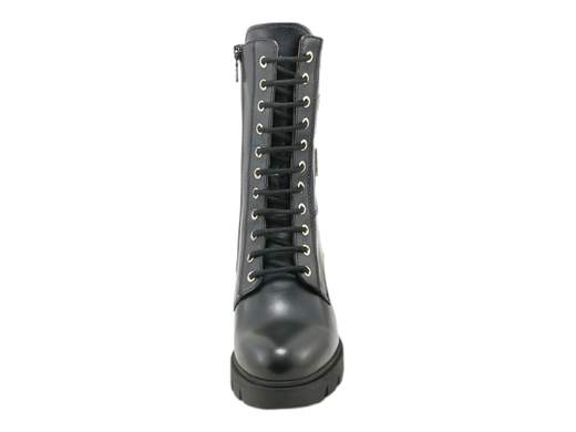 Scopri gli Anfibi Donna NeroGiardini I411902D in pelle nera con gambale alto, dettagli dorati e tacco di 7 cm. Eleganti e grintosi, acquistali ora su Laporta Calzature! <br /><br />Gli Anfibi Donna NeroGiardini I411902D, disponibili su Laporta Calzature, sono l’emblema dello stile urbano con un tocco glam irresistibile. <br />Realizzati interamente in pelle nera di alta qualità, questi anfibi con gambale alto uniscono eleganza e praticità. <br />La doppia chiusura con lacci e zip laterale assicura una calzata facile e personalizzabile, mentre il sottopiede imbottito in pelle garantisce comfort anche nelle giornate più fredde. <br />La suola in gomma carrarmato, completata da un tacco di 7 cm, dona un’altezza perfetta per affrontare ogni occasione con grinta. <br />I dettagli in metallo dorato aggiungono luminosità al look, rendendo questi anfibi ideali per un outfit urban style che non passa inosservato. <br />Aggiungi carattere al tuo stile invernale: acquista ora su Laporta Calzature e cammina con classe Made in Italy!