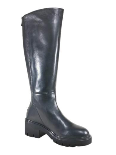 Stivali donna NeroGiardini in pelle nera con tacco comodo e fondo carrarmato leggero. Eleganti, grintosi e super pratici. Made in Italy.<br /><br />Se cerchi uno stivale che non ti tradisca mai, e magari ti faccia anche un po’ sentire protagonista, questi NeroGiardini in pelle nera fanno proprio al caso tuo. Morbidissimi al tatto e comodissimi ai piedi, sono Made in Italy come garanzia d’affidabilità.<br /><br />All’interno trovi una fodera in pelle che ti coccola durante tutta la giornata. E il sottopiede? Un plantare memory estraibile che si adatta a te come se ti conoscesse da sempre.<br /><br />Il fondo carrarmato ultraleggero ti permette di affrontare pioggia, vento, sampietrini e qualsiasi altra insidia urbana. Il tacco a blocco da 5 cm mantiene l’equilibrio perfetto tra slancio ed equilibrio.<br /><br />La zip posteriore dona quel look pulito tipico dello stivale a tubo… ma senza farti sudare sette camicie per infilarlo. Grintosi ma eleganti, comodi ma raffinati: lo stivale ideale per passare dall’ufficio alla serata fuori senza cambiare passo e senza perdere stile.<br /><br />Non aspettare: aggiungili al carrello e porta ai tuoi outfit un bel po’ di carattere Made in Italy.