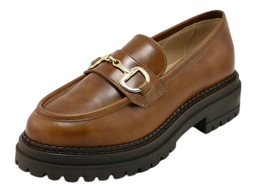 Esplora l'eleganza senza tempo con il mocassino da donna NeroGiardini I217715D. Realizzato interamente in pelle e arricchito da un accessorio metal, questo mocassino è perfetto per la donna attiva che non vuole rinunciare allo stile. La suola in gomma carrarmato offre aderenza e resistenza su qualsiasi superficie. Progettato e realizzato con maestria in Italia, questo mocassino unisce moda e funzionalità per un look senza compromessi. Rinnova il tuo guardaroba con l'artigianalità italiana di NeroGiardini.