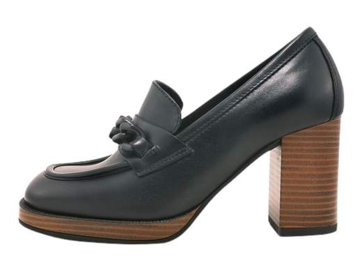 Eleva il tuo stile con il mocassino raffinato da donna NeroGiardini I205060D. Realizzato in pregiata pelle con un elegante accessorio catena, questo mocassino offre un tacco a blocco di 8 cm e un plateau da 1 cm per una camminata sicura e comoda. La suola in gomma antiscivolo assicura una stabilità ottimale. Questo capolavoro italiano unisce moda e funzionalità per una calzatura sofisticata adatta a ogni occasione. Scopri l'artigianalità italiana con NeroGiardini.