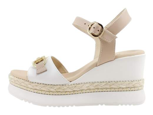 Sandali con zeppa NeroGiardini, bicolore in pelle, accessorio glam e comfort stellare. Eleganza artigianale Made in Italy.<br /><br />Cerchi dei sandali con zeppa alti che siano comodi, stilosi e pronti a seguirti ovunque (anche in quella riunione che non finisce mai)? I *NeroGiardini E513552D* ti aspettano a piè fermo.<br /><br />La tomaia bicolore in pelle, raffinata e grintosa, è impreziosita da un accessorio metallico chic sulla fascia, mentre il cinturino alla caviglia regolabile con fibbia assicura una calzata precisa, tipo abbraccio (ma fashion).<br /><br />Il sottopiede in pelle super imbottito è pensato per chi ama i tacchi ma non i dolori, e la zeppa di 8 cm in gomma con inserto in rafia e mini borchie aggiunge quel tocco di stile che grida "estate italiana" da ogni angolazione.<br /><br />Perfetti come sandali estivi da donna eleganti, ma anche ideali per look casual chic, questi gioielli artigianali *Made in Italy* sono la combo perfetta tra comfort, design e personalità. Chi ha detto che la comodità non può brillare?