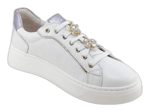 Sneakers NeroGiardini E513060D in pelle bianca con charms dorati removibili, sottopiede DryGo estraibile e platform 4,5 cm. Comode e Made in Italy!<br /><br />Le NeroGiardini E513060D sono le sneakers che mettono il buonumore ai tuoi piedi! <br />Realizzate interamente in morbida pelle bianca, sono impreziosite da un trio di charm dorati e brillanti (una tartaruga, un quadrifoglio e una coccinella portafortuna) — tutti removibili, ovviamente, per adattarsi al tuo umore o al tuo outfit. <br />Foderate in pelle e dotate di sottopiede estraibile DryGo, assicurano freschezza e comfort per tutto il giorno. <br />Il platform in gomma da 4,5 cm ti solleva con grinta… ma senza far perdere il contatto con lo stile. <br />Le trovi su Laporta Calzature. Dai, fai un passo fortunato!