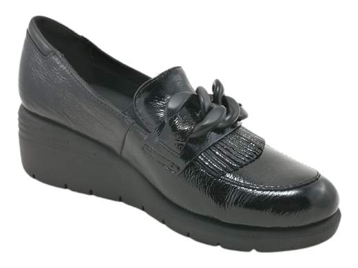 Scopri i Mocassini Donna Susimoda 94030/181 in vernice con catena e frangia, comfort e stile su zeppa antiscivolo. Acquista ora su Laporta Calzature!<br /><br />I Mocassini Donna Susimoda 94030/181, disponibili su Laporta Calzature, sono la scelta perfetta per chi desidera un mix di eleganza e comodità. <br />La tomaia in morbida vernice, impreziosita da un accessorio catena e frangia, aggiunge un tocco di stile che non passa inosservato. <br />La fodera in tessuto e il plantare imbottito in pelle automodellante offrono un comfort incredibile, adattandosi al piede come una seconda pelle. <br />La zeppa in gomma antiscivolo e flessibile da 5 cm regala la giusta altezza senza sacrificare la stabilità, perfetta per passare dall’ufficio a un look sportivo in un attimo. <br />Aggiungi comfort e carattere al tuo guardaroba, acquista ora su Laporta Calzature!