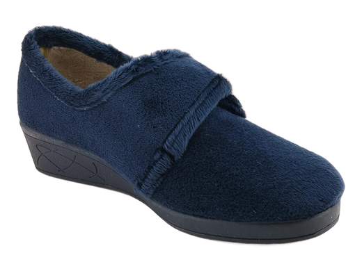 Pantofole donna invernali chiuse con strappo in pelliccia rasata e zeppa in gomma naturale. Calde, comode e antiscivolo per la casa.<br /><br />Le pantofole donna CINZIA Soft IEA3801 002 sono pensate per offrire massimo calore, comfort e stabilità durante la stagione invernale, ideali per vivere la casa in totale relax anche quando le temperature si abbassano.<br /><br />La tomaia è realizzata in pelliccia rasata morbida, con bordi rifiniti in pelo più lungo che valorizzano l’estetica e aumentano la sensazione di calore. La fodera interna in pelliccia avvolge il piede mantenendolo caldo e protetto per tutta la giornata.<br /><br />La chiusura a strappo è un elemento fondamentale: consente una regolazione precisa e personalizzata, rendendo queste pantofole adatte anche a piedi più delicati o che necessitano di maggiore adattabilità.<br /><br />Il comfort è completato dalla soletta imbottita non estraibile, studiata per garantire un appoggio morbido e stabile durante la camminata domestica.<br /><br />Il fondo a zeppa da 4 cm in gomma naturale rappresenta un vero punto di forza: è leggero, flessibile e antiscivolo, ideale per muoversi in sicurezza anche su superfici leggermente umide, assicurando stabilità e sostegno senza affaticare.<br /><br />Una pantofola calda, pratica e confortevole, perfetta per la casa, il relax quotidiano e tutte le attività domestiche quando il freddo si fa sentire. Una scelta funzionale pensata per il benessere quotidiano del piede.