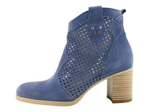 Elegante tronchetto estivo NeroGiardini in pelle scamosciata traforata colori avio e creta, tacco stabile 6,5 cm e zip interna, ideale per look urban chic.