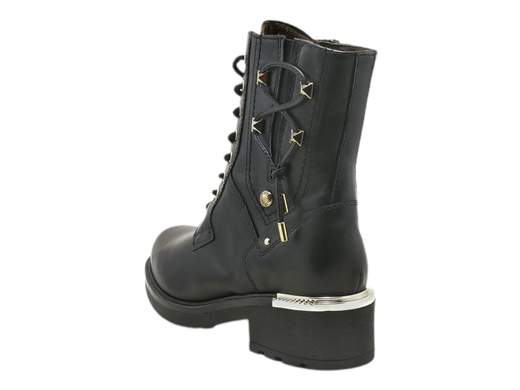 Esplora lo stile audace degli anfibi da donna NeroGiardini I308953D. Questi anfibi sono l'emblema dell'eleganza ribelle, con pelle di alta qualità abbellita da borchie dorate e accessori distintivi. La combinazione di ampia allacciatura e zip laterale offre un look sofisticato e pratico. Con il plantare imbottito in morbida pelle, potrai affrontare la giornata con il massimo comfort. La suola in gomma carrarmato, con il suo tacco a blocco di 4 cm, conferisce una presenza decisa e offre un'aderenza eccezionale su varie superfici. Afferra la grinta e l'artigianalità italiana con questi anfibi che uniscono stile e praticità.