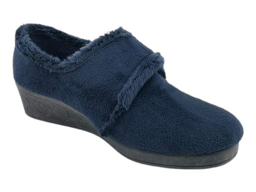 Pantofole donna CINZIA Soft in velluto con bordo in pelliccia, chiusura a strappo e zeppa da 4 cm. Calde, comode e chic. Scoprile su Laporta Calzature! <br /><br />Le pantofole CINZIA Soft IEA3801 non sono solo per casa, sono un abbraccio per i tuoi piedi! Realizzate in velluto con un elegante bordo in pelliccia, hanno un design a mocassino con pratica chiusura a strappo per una calzata perfetta. <br />L’interno in tessuto spesso e caldo è una coccola, soprattutto per chi ha sempre i piedi freddi. <br />E non è finita qui: la zeppa di 4 cm ti regala quel tocco di altezza e la suola in gomma naturale antiscivolo è ideale anche per una rapida uscita all’esterno. <br />Con queste pantofole, stile e comfort vanno a braccetto. Scoprile su Laporta Calzature e fai felici i tuoi piedi!