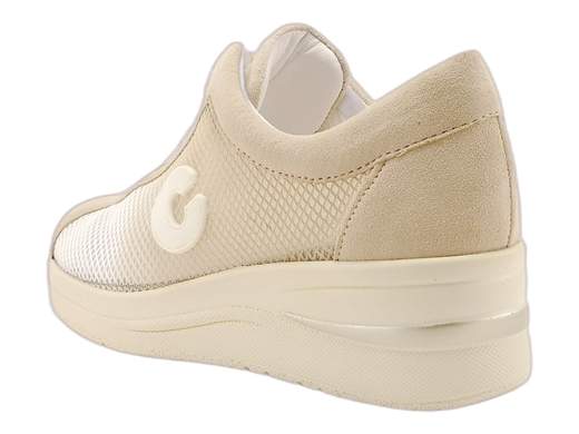 Sneakers CINZIA Soft in rete e camoscio con zeppa 5 cm, fresche e comode anche nelle giornate più calde. Comfort e stile assicurati!<br /><br />Le sneakers CINZIA Soft IV0923492 sono quelle alleate perfette per chi vuole freschezza, stile e una camminata da 10 e lode! <br />Realizzate in tessuto a rete con sfumature degradé e dettagli in camoscio, sono leggere come l’aria e pronte a regalarti comfort tutto il giorno. <br />Chiusura regolabile con lacci per una calzata perfetta e sottopiede in pelle, imbottito ed estraibile: igiene, traspirabilità e relax non vanno mai in vacanza! <br />Il fondo zeppa in gomma leggera da 5 cm ti regala altezza senza sacrifici. Ideali per ogni occasione, anche nelle giornate più bollenti. <br />Con CINZIA Soft si va sul sicuro… ma con stile!