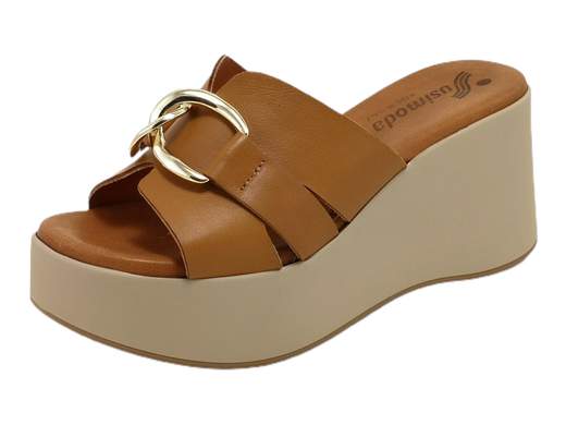 Scopri la perfezione della ciabatta zeppa da donna Susimoda 12230/38. Realizzata interamente in pelle di alta qualità, presenta una grande fascia con elegante accessorio dorato. Il sottopiede imbottito Piuma Gel assicura comfort supremo, mentre la zeppa da 7,5 cm unisce stile e praticità. Progettata e fatta in Italia, rappresenta l'eccellenza artigianale. Entra in un mondo di eleganza e benessere con questa ciabatta.