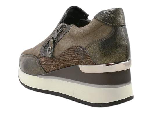 Esplora lo stile e il comfort con le sneakers donna Cinzia Soft IV2520320. Queste sneakers si distinguono per il design sofisticato: realizzate in camoscio con inserti lucidi stampati, offrono un look unico e accattivante. Dotate di due chiusure lampo laterali per una calzata rapida e comoda, queste sneakers uniscono praticità e stile. Il sottopiede imbottito in pelle, estraibile per una pulizia agevole, assicura un comfort straordinario, mentre il fondo ginnico alto 5,5 cm aggiunge un tocco di elevazione alla tua camminata. Scegli queste sneakers per un look distintivo che ti accompagna in ogni momento, unendo design innovativo e comfort eccezionale.