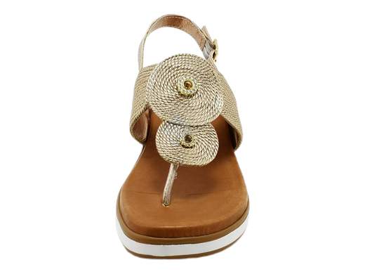 Rinnova il tuo stile estivo con l'elegante sandalo infradito da donna Susimoda 21210/6. Realizzato in pregiato Cordalux e rifinito con raffinati accessori strass, questo sandalo è un'ode alla femminilità. Il plantare Piuma Gel offre un comfort senza paragoni, grazie all'imbottitura indeformabile in pelle, garantendo una sensazione di piacevole morbidezza ad ogni passo. La zeppa in gomma da 3,5 cm fornisce il giusto supporto senza sacrificare lo stile. Scopri il lusso e l'artigianalità del made in Italy con Susimoda e goditi ogni momento con un tocco di eleganza ai tuoi piedi.