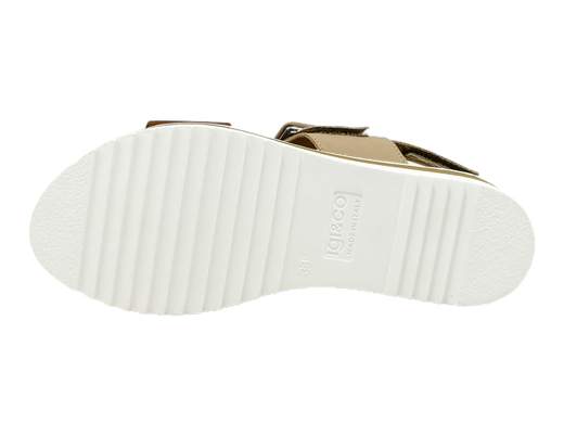 Eleva il tuo stile con questo sandalo zeppa da donna di Igi&Co 3686222. Realizzato in Italia con pelle di alta qualità, offre comfort e versatilità. Le due fasce bicolore regolabili con strappo e il cinturino posteriore con chiusura velcro garantiscono una calzata perfetta. Il sottopiede imbottito in pelle offre un comfort extra, mentre la zeppa di 4 cm in gomma ti permette di camminare con sicurezza. Aggiungi un tocco di eleganza made in Italy al tuo guardaroba con questo sandalo.