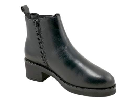 Scopri gli Stivaletti Donna CINZIA Soft IV9822319 in pelle stile Chelsea con zip laterale e tacco a blocco da 5 cm. Eleganti e comodi, acquistali ora! <br /><br />Gli Stivaletti Donna CINZIA Soft IV9822319, disponibili su Laporta Calzature, combinano il fascino intramontabile dello stile Chelsea con la praticità moderna. <br />Realizzati in pelle di qualità, presentano un elastico laterale che ne esalta il design classico e una pratica zip per una calzata semplice e veloce. <br />Il sottopiede imbottito in pelle garantisce un comfort ottimale, mentre la suola in gomma antiscivolo con tacco a blocco di 5 cm offre leggerezza e stabilità, ideali per affrontare la giornata senza rinunciare allo stile. <br />Perfetti per il lavoro o per una serata spensierata con gli amici. <br />Scegli comodità e raffinatezza: acquista ora su Laporta Calzature e completa il tuo outfit con un tocco di classe!
