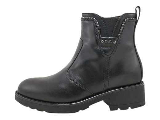 Scopri gli Stivaletti Donna NeroGiardini I411870D in pelle con borchie e tacco a blocco di 3,5 cm. Eleganza grintosa Made in Italy. Acquistali ora su Laporta Calzature! <br /><br />Gli Stivaletti Donna NeroGiardini I411870D, disponibili su Laporta Calzature, offrono una combinazione irresistibile di praticità, stile e qualità artigianale Made in Italy. <br />Realizzati interamente in pelle di pregio, sono impreziositi da un elegante filo di borchie metalliche con logo, per un tocco grintoso e sofisticato. <br />La chiusura con zip laterale li rende facili da indossare, perfetti per le giornate dinamiche. <br />Il sottopiede imbottito in pelle garantisce un comfort duraturo, mentre la robusta suola in gomma con leggero carrarmato e tacco a blocco di 3,5 cm offre stabilità e una nota di carattere. <br />Ideali per un outfit da ufficio o per una serata spensierata con amici. <br />Vuoi praticità e raffinatezza con grinta? Acquista ora su Laporta Calzature e cammina con stile!