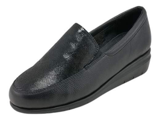 Scopri il mocassino da donna Susimoda 93040/174! Questo mocassino è progettato per offrire il massimo comfort, con una tomaia realizzata in morbidissima pelle, perfetta per piedi sensibili e problematici. L'inserto di pelle lucida aggiunge un tocco di eleganza al design. Il sottopiede in pelle con imbottitura extra assicura un comfort imbattibile, mentre il fondo zeppa da 3,5 cm extra flessibile e morbido garantisce una piacevole sensazione di leggerezza ad ogni passo. Aggiungi un tocco di comfort e stile al tuo look quotidiano con questo mocassino Susimoda!