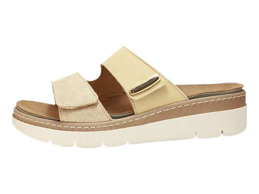 Ciabatta donna Grunland CE 0458 68MOLL in pelle e nabuk laminato, fasce a strappo, plantare Dry Soft estraibile e zeppa 4 cm. Comfort Made in Italy.<br /><br />Le ciabatte donna Grunland CE 0458 68MOLL sono pensate per chi mette la comodità al primo posto, ma non rinuncia a un tocco di stile. La tomaia con due fasce in pelle e nabuk laminato avvolge il piede con morbidezza e, grazie alla pratica apertura a strappo, la calzata è sempre facile, veloce e regolabile in base alle tue esigenze.<br /><br />Il sottopiede in pelle DRY SOFT è il cuore del comfort: assorbe l’umidità, mantiene il piede asciutto e regala una camminata soffice e leggera. E se serve, puoi sostituirlo con un plantare personale per un supporto ancora più personalizzato.<br /><br />La zeppa in gomma antiscivolo da 4 cm completa il quadro, garantendo stabilità e leggerezza in ogni occasione, dal relax in casa alle passeggiate estive.<br /><br />Con Grunland il comfort incontra la qualità Made in Italy: una ciabatta che ti accompagnerà ovunque, con stile e benessere ad ogni passo.<br /><br />Scoprile ora e cammina con leggerezza ogni giorno!