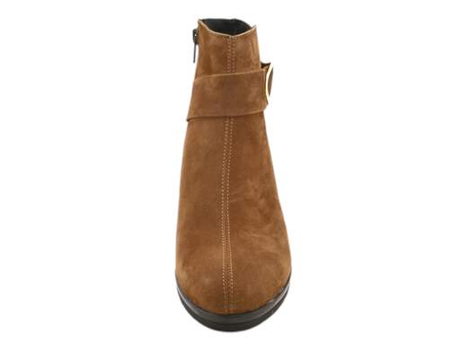 Scopri i Tronchetti Donna Susimoda 84210/81 in camoscio con cinturino e accessorio metal, comodi ed eleganti con tacco a blocco di 5,5 cm. Acquista ora! <br /><br />I Tronchetti Donna Susimoda 84210/81, disponibili su Laporta Calzature, uniscono comfort e stile in un design raffinato e versatile. <br />Realizzati in camoscio invernale di qualità, questi tronchetti sono impreziositi da un elegante cinturino alla caviglia con un grazioso accessorio metal, che aggiunge un tocco di classe. <br />La pratica zip laterale consente una calzata rapida e senza sforzo, ideale per le giornate piene ma sempre all'insegna dell'eleganza. <br />Il sottopiede imbottito in pelle assicura un comfort duraturo, mentre la suola in gomma antiscivolo e il tacco a blocco di 5,5 cm offrono stabilità e un pizzico di altezza. <br />Perfetti per un outfit da ufficio o per una serata spensierata con gli amici. <br />Scegli raffinatezza e praticità: acquista ora su Laporta Calzature e rendi unico ogni passo!