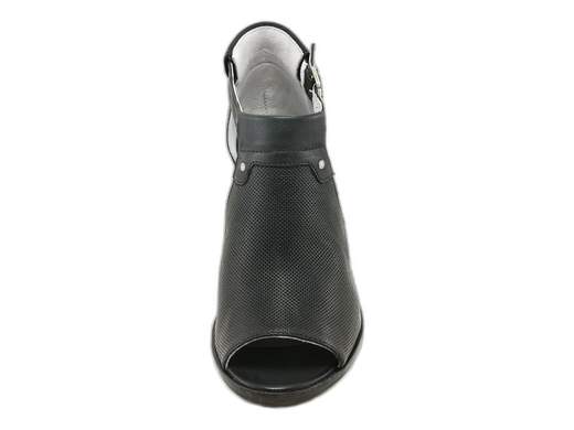 Tronchetti aperti NeroGiardini E512690D in pelle traforata con borchie, cinturino e tacco 6,5 cm. Freschi, eleganti e super versatili! Made in Italy. <br /><br />Grintosi ma raffinati, freschi ma super chic! I tronchetti aperti NeroGiardini E512690D sono il perfetto mix tra stile e praticità. La pelle micro forata e le aperture laterali e in punta regalano leggerezza anche nelle giornate più calde, mentre le borchie centrali danno un tocco rock. <br />Il cinturino con fibbia assicura una calzata perfetta, il sottopiede imbottito coccola il piede e il tacco a blocco da 6,5 cm slancia con naturalezza. <br />Da indossare in ufficio o per un aperitivo con le amiche, perché lo stile non va mai in vacanza! <br />Acquistali ora su Laporta Calzature e fai brillare ogni tuo outfit!