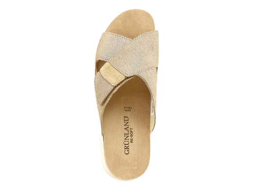 Ciabatte donna zeppa Grunland CE0460 DIDA in camoscio laminato con plantare estraibile RE-SOFT. Comode, leggere e regolabili per ogni occasione.<br /><br />Ciabatte da donna Grunland CE0460 DIDA: un mix di comfort e brillantezza che conquista subito. La tomaia a fasce incrociate in camoscio laminato, arricchita da dettagli in camoscio con borchiette, dona un tocco glam senza rinunciare alla praticità.<br /><br />Grazie alla chiusura completamente apribile a strappo, la calzata è sempre regolata su misura, per adattarsi ad ogni esigenza. Il plantare imbottito RE-SOFT in pelle, estraibile e sostituibile, garantisce il massimo del comfort anche a chi utilizza un plantare personale.<br /><br />La zeppa in poliuretano da 4 cm è leggera, stabile e ammortizzante, perfetta per accompagnarti nelle tue giornate con passo sicuro e rilassato.<br /><br />Scegli le Grunland CE0460: la ciabatta che unisce comodità, leggerezza e quel pizzico di stile che non guasta mai.