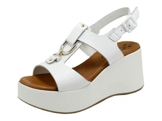 Scopri l'eleganza del sandalo zeppa da donna Susimoda 22330/38. Realizzato in pelle di alta qualità, presenta due fasce adornate da dettagli metallici. Il sottopiede imbottito Piuma Gel garantisce comfort ottimale, mentre la zeppa da 7,5 cm unisce stile e comodità. Un capolavoro Made in Italy che incarna l'artigianalità di alta classe. Entra in un mondo di eleganza e benessere con questo sandalo.