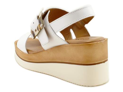 Sandali zeppa Cinzia Soft TS71184 con fasce in pelle e maxi fibbia. Comodi e leggeri, perfetti per le giornate estive. Made in Italy.<br /><br />Se cerchi il compromesso perfetto tra stile e comfort, i sandali zeppa Cinzia Soft TS71184 sono la risposta alle tue preghiere fashion.<br /><br />Due fasce in pelle che coccolano il piede e una maxi fibbia colorata che dice “sono comoda, ma con personalità”. Il sottopiede imbottito in pelle ti fa dimenticare di averle ai piedi, anche dopo chilometri.<br /><br />La zeppa bicolore da 7 cm è alta il giusto per slanciare senza stancare, mentre la suola in gomma antiscivolo ti accompagna sicura ovunque: dalla passeggiata sotto il sole alla valigia pronta per le vacanze.<br /><br />Classici, leggeri e super pratici. E ovviamente, *Made in Italy*.