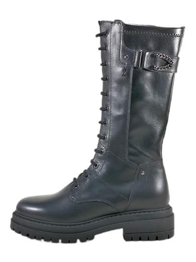 Stivali anfibi NeroGiardini in pelle e tessuto tecnico, con suola carrarmato e tacco 4 cm. Grintosi e pratici, scopri su Laporta Calzature! Made in Italy. <br /><br />Gli stivali anfibi NeroGiardini I411840D uniscono stile e praticità per affrontare l'inverno con carattere! <br />Realizzati in pelle e tessuto tecnico elasticizzato sul gambale posteriore, garantiscono comfort e vestibilità perfetta. <br />Il sottopiede imbottito estraibile DryGo assicura traspirabilità e igiene ottimali, mentre la suola carrarmato con tacco di 4 cm aggiunge un tocco di grinta al tuo look. <br />L'accessorio metal brunito è il dettaglio che fa la differenza. <br />Perfetti per il lavoro o una serata con gli amici, senza temere il freddo. <br />Scoprili ora su Laporta Calzature e lasciati conquistare dal Made in Italy!