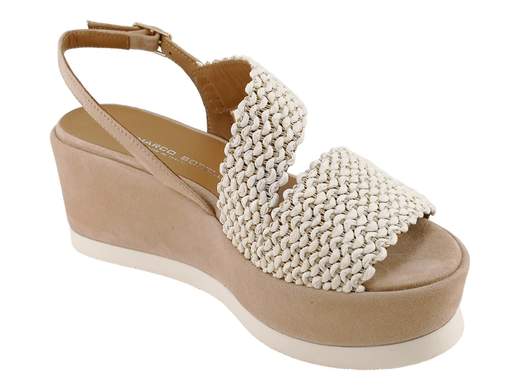 Sandalo elegante da donna Gianmarco Sorelli art 3085 con fasce in tessuto raffia color milk, cinturino e zeppa da 6 cm in camoscio velour taupe e suola Extralight panna.