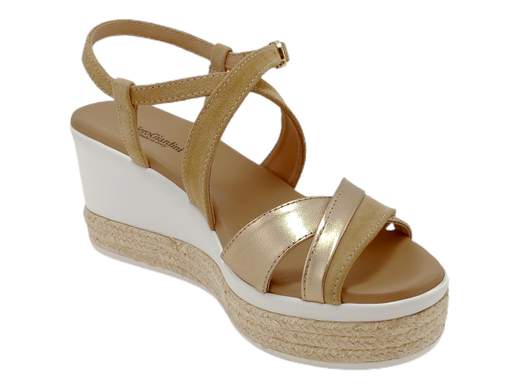 Scopri i Sandali Donna NeroGiardini E307710D in pelle velour e laminato, comodi e chic, su Laporta Calzature. Acquista ora!<br /><br />I Sandali Donna NeroGiardini E307710D, disponibili su Laporta Calzature, sono realizzati in morbida pelle velour e laminato con fodera in pelle, garantendo comfort e stile. <br />L'incrocio anteriore bi-materiale dona un look ricercato e unico. <br />Il cinturino incrociato sul collo del piede e il sottopiede imbottito in pelle assicurano una calzata estremamente comoda e stabile. <br />La zeppa di 7 cm, con elegante inserto in corda, offre la perfetta combinazione di altezza e comodità. <br />Orgogliosamente Made in Italy, questi sandali aggiungono un tocco di classe al tuo guardaroba estivo. <br />**Non lasciarteli sfuggire, acquista ora su Laporta Calzature!**