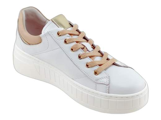 Sneakers NeroGiardini E513090D in pelle bianca con dettagli salmone e dorati, platform 5 cm e sottopiede DryGo. Comfort e stile Made in Italy!<br /><br />Le sneakers NeroGiardini E513090D sono quel tocco glam che mancava al tuo look. <br />Realizzate in morbidissima pelle bianca, sfoggiano un doppio inserto in pelle salmone e specchio dorato: mix perfetto tra eleganza e freschezza. <br />I lacci in tinta salmone aggiungono un twist delicato e super femminile. <br />All’interno? Fodera in pelle e sottopiede DryGo estraibile, imbottito e traspirante per una camminata che sa di nuvole. <br />La platform da 5 cm in gomma ti dà slancio e grinta, senza rinunciare al comfort. <br />Le trovi su Laporta Calzature. Non lasciartele scappare, fanno girare la testa… anche ai tuoi piedi!
