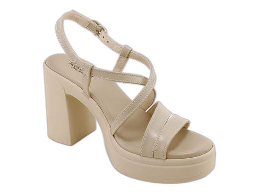 Sandali NeroGiardini con tacco a blocco 9,5 cm e plateau: eleganti, comodi e Made in Italy. Perfetti dal giorno alla sera!<br /><br />I sandali donna NeroGiardini E513660D sono la risposta fashion a tutte le indecisioni del tipo “e oggi cosa mi metto?”. Con il loro stile elegante ma con quel twist sportivo, questi sandali con tacco alto a blocco sono il compromesso ideale tra glamour e comfort.<br /><br />La tomaia in pelle incrociata avvolge il piede con classe, mentre la fibbia regolabile ti garantisce una calzata personalizzata (niente scivoloni imbarazzanti!). Il sottopiede imbottito in pelle è una vera coccola, anche quando li indossi dalla mattina fino all’aperitivo.<br />E grazie al tacco a blocco da 9,5 cm con plateau da 2,5 cm, puoi stare su alti livelli… senza soffrire!<br /><br />Perfetti come sandali da cerimonia, per un look da ufficio sofisticato, o per le tue serate estive più trendy.<br />E ovviamente, 100% *Made in Italy*.<br /><br />Indossali e lascia che parlino loro: eleganza comoda e zero compromessi!