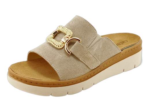 Ciabatta donna Grunland CE 0456 68MOLL con zeppa 4 cm, fascia in pelle scamosciata e sottopiede estraibile Dry Soft. Comfort e stabilità Made in Italy.<br /><br />Le ciabatte donna Grunland CE 0456 68MOLL sono pensate per regalarti il massimo del comfort con un tocco di stile. La fascia in morbida pelle scamosciata è impreziosita da un elegante accessorio quadrato che rende il modello raffinato ma al tempo stesso pratico.<br /><br />Il sottopiede estraibile in pelle DRY SOFT è il vero asso nella manica: assorbe l’umidità, mantiene il piede asciutto e offre una camminata soffice e confortevole. Se preferisci, puoi sostituirlo facilmente con un plantare personale.<br /><br />La zeppa in gomma antiscivolo da 4 cm garantisce stabilità e leggerezza, rendendo queste ciabatte ideali da indossare ogni giorno, a casa, in vacanza o nel tempo libero.<br /><br />Grunland non tradisce mai: qui comodità, funzionalità e qualità Made in Italy si incontrano per darti il meglio.<br /><br />Provale subito e scopri che anche il comfort può essere elegante!