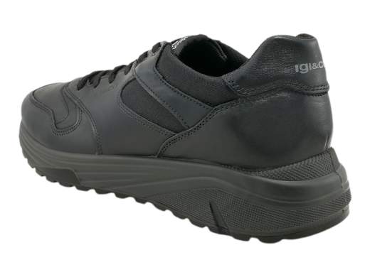Sneakers uomo IGI&CO in pelle nera con inserti tecnici, soletta memory foam estraibile e fondo running leggero. Ideali per camminare a lungo.<br /><br />Le sneakers uomo IGI&CO 8640500 Seth sono pensate per chi cerca comfort elevato, qualità dei materiali e praticità quotidiana.<br />La tomaia è realizzata in pelle nera con inserti in tessuto tecnico, una combinazione che assicura resistenza, traspirabilità e uno stile sobrio facilmente abbinabile.<br /><br />La calzata è comoda e stabile, supportata dalla soletta estraibile in pelle con memory foam, progettata per assorbire gli impatti e garantire benessere anche dopo molte ore di utilizzo.<br />La chiusura con lacci a 6 fori consente una regolazione precisa e personalizzata, adattandosi perfettamente alla forma del piede.<br /><br />Elemento distintivo di questo modello è il fondo running in poliuretano alto 4 cm, leggero e flessibile, studiato per offrire ammortizzazione e sostegno durante la camminata.<br />La particolare conformazione del fondo proietta il peso in avanti, migliorando la postura del passo e rendendo queste sneakers ideali per lunghe camminate e uso prolungato giornaliero.<br /><br />Sneakers uomo versatili e funzionali, adatte a outfit casual, lavoro informale e tempo libero, perfette per chi desidera una scarpa pratica ma curata nei dettagli.<br />Made in Italy.