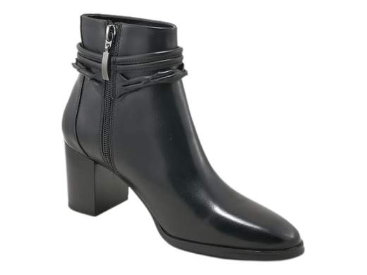 Scopri l'eleganza senza tempo con il tronchetto da donna Cinzia Soft ZA004. Realizzato in pregiata pelle nera e foderato con velluto caldo, questo tronchetto unisce stile e comfort. Il sottopiede imbottito assicura una piacevole sensazione al tatto mentre l'accessorio in pelle tubolare aggiunge un tocco di raffinatezza. La suola in gomma antiscivolo offre sicurezza ad ogni passo, completando il tacco comodo da 6,5 cm per un'eleganza senza compromessi. Rendi unico il tuo stile con il tronchetto Cinzia Soft ZA004, un'ode alla classe e al comfort.