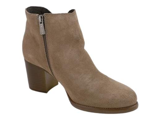 Scopri i Tronchetti Donna IGI&CO 6698644 in pelle scamosciata stile texano con tacco a blocco da 6,5 cm. Eleganti e comodi, acquistali ora su Laporta Calzature! <br /><br />I Tronchetti Donna IGI&CO 6698644, disponibili su Laporta Calzature, sono il perfetto mix tra lo stile texano e la raffinatezza Made in Italy. <br />Realizzati in pelle scamosciata color fango e foderati in pelle, questi tronchetti si distinguono per la punta leggermente affusolata e il tacco a blocco di 6,5 cm, che dona il giusto slancio senza sacrificare la stabilità. <br />La chiusura con zip laterale ti permette di infilarli al volo, perché anche un look perfetto deve essere pratico! <br />Il sottopiede imbottito in pelle e la suola in gomma antiscivolo e flessibile garantiscono comfort e sicurezza per tutta la giornata. <br />Scegli un tocco di grinta e stile per il tuo outfit: acquista ora su Laporta Calzature e conquista ogni occasione!