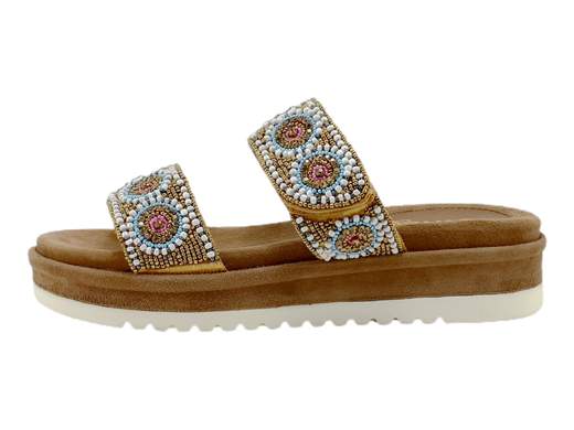 Scopri le Ciabatte Donna CINZIA Soft IT1020 001 con fasce decorate e comfort imbattibile, su Laporta Calzature. Acquista ora!<br /><br />Le Ciabatte Donna CINZIA Soft IT1020 001, disponibili su Laporta Calzature, combinano stile e comfort in un design unico. <br />Realizzate con due fasce decorate con perline multicolore, queste ciabatte offrono un tocco di eleganza e originalità. La prima fascia è regolabile a strappo, permettendo una calzata personalizzata e sicura. <br />Il sottopiede imbottito assicura un comfort eccezionale e stabilità durante l'uso quotidiano, mentre il fondo platform di 3,5 cm, rivestito in tinta, garantisce una comoda elevazione. <br />Perfette per chi cerca un mix di praticità e stile, queste ciabatte sono ideali per ogni occasione casual. <br />Non perdere l'occasione di aggiungere un tocco di eleganza al tuo look estivo, acquista ora su Laporta Calzature!