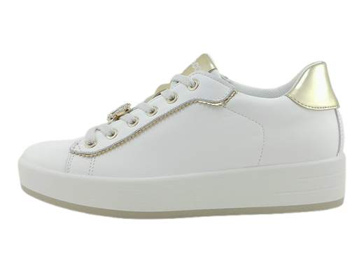 Sneakers donna IGI&CO Alina 7655200 in pelle bianca con dettagli oro, charm removibile e platform 3,5 cm. Comfort e stile Made in Italy su Laporta Calzature! <br /><br />Se vuoi dare un tocco glam ai tuoi passi, le IGI&CO Alina 7655200 sono la scelta perfetta! <br />In pelle bianca con eleganti dettagli oro, queste sneakers sprizzano stile da ogni angolazione. <br />Il charm removibile in oro e strass sui lacci aggiunge un tocco di luce, mentre il plantare imbottito ed estraibile è sufficientemente spesso da permettere l'inserimento di un supporto personalizzato. <br />Il platform da 3,5 cm assicura comfort e slancio alla silhouette. <br />Scoprile ora su Laporta Calzature e rendi ogni tuo outfit impeccabile!