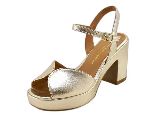 Sandali tacco alto Gianmarco Sorelli 2036/Vera in pelle nappa con plateau. Eleganza, comfort e artigianalità Made in Italy.<br /><br />Hai detto tacco alto, ma il tuo piede ha già alzato bandiera bianca? Tranquilla, con i *Gianmarco Sorelli 2036/Vera* potete finalmente andare d’accordo.<br /><br />La fascia ampia in pelle nappa morbida avvolge con eleganza, mentre il cinturino alla caviglia regolabile ti regala stabilità anche nelle giornate più... movimentate. Interno in pelle, sottopiede imbottito e tanta voglia di non rinunciare mai allo stile.<br /><br />Il tacco a blocco da 9 cm sembra alto? Lo è. Ma il plateau da 2,5 cm fasciato in pelle ti fa guadagnare centimetri senza sacrificare il comfort. E la suola in gomma antiscivolo fa il resto.<br /><br />Perfetti per cerimonie, serate eleganti o look sofisticati da giorno: questi sandali con tacco alto in pelle Made in Italy dimostrano che l’altezza… può andare perfettamente a braccetto con la comodità.