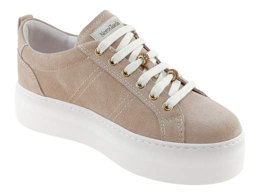 Elegante scarpa sportiva donna NeroGiardini in pelle scamosciata con accessori strass ambrati, suola platform 4 cm e plantare memory foam DryGo per massimo comfort.