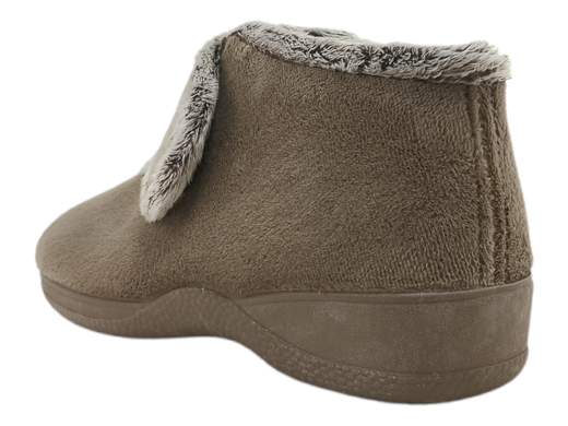 Pantofole donna CINZIA Soft ED02859 in velluto con bordo in pelliccia e chiusura a strappo. Comode, calde e con zeppa da 3,5 cm. Scoprile su Laporta Calzature! <br /><br />Le pantofole CINZIA Soft ED02859 sono il perfetto mix di comfort e stile per le tue giornate casalinghe. <br />Realizzate in velluto con un elegante bordo in pelliccia, si distinguono per il loro design in stile polacchine e la chiusura a strappo che garantisce una calzata personalizzata e super confortevole. <br />L'interno, in tessuto spesso e caldo, è il tuo alleato contro il freddo, mentre il fondo in gomma naturale antiscivolo le rende perfette anche per un rapido giretto fuori casa. La zeppa di 3,5 cm aggiunge un tocco di eleganza e sostegno. <br />Scoprile su Laporta Calzature e concedi ai tuoi piedi il lusso che meritano!