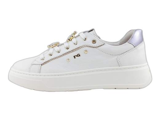 Sneakers NeroGiardini E513060D in pelle bianca con charms dorati removibili, sottopiede DryGo estraibile e platform 4,5 cm. Comode e Made in Italy!<br /><br />Le NeroGiardini E513060D sono le sneakers che mettono il buonumore ai tuoi piedi! <br />Realizzate interamente in morbida pelle bianca, sono impreziosite da un trio di charm dorati e brillanti (una tartaruga, un quadrifoglio e una coccinella portafortuna) — tutti removibili, ovviamente, per adattarsi al tuo umore o al tuo outfit. <br />Foderate in pelle e dotate di sottopiede estraibile DryGo, assicurano freschezza e comfort per tutto il giorno. <br />Il platform in gomma da 4,5 cm ti solleva con grinta… ma senza far perdere il contatto con lo stile. <br />Le trovi su Laporta Calzature. Dai, fai un passo fortunato!